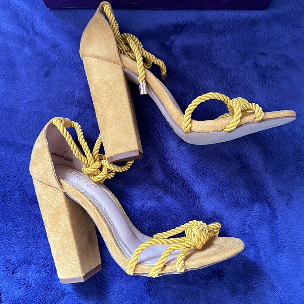 Yellow sandal style w/ block heel - Picture 3 of 6